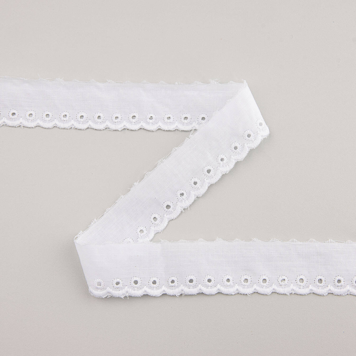 White Embroidered Batiste Ribbon Model 11788 – 25 mm - Ribes y Casals