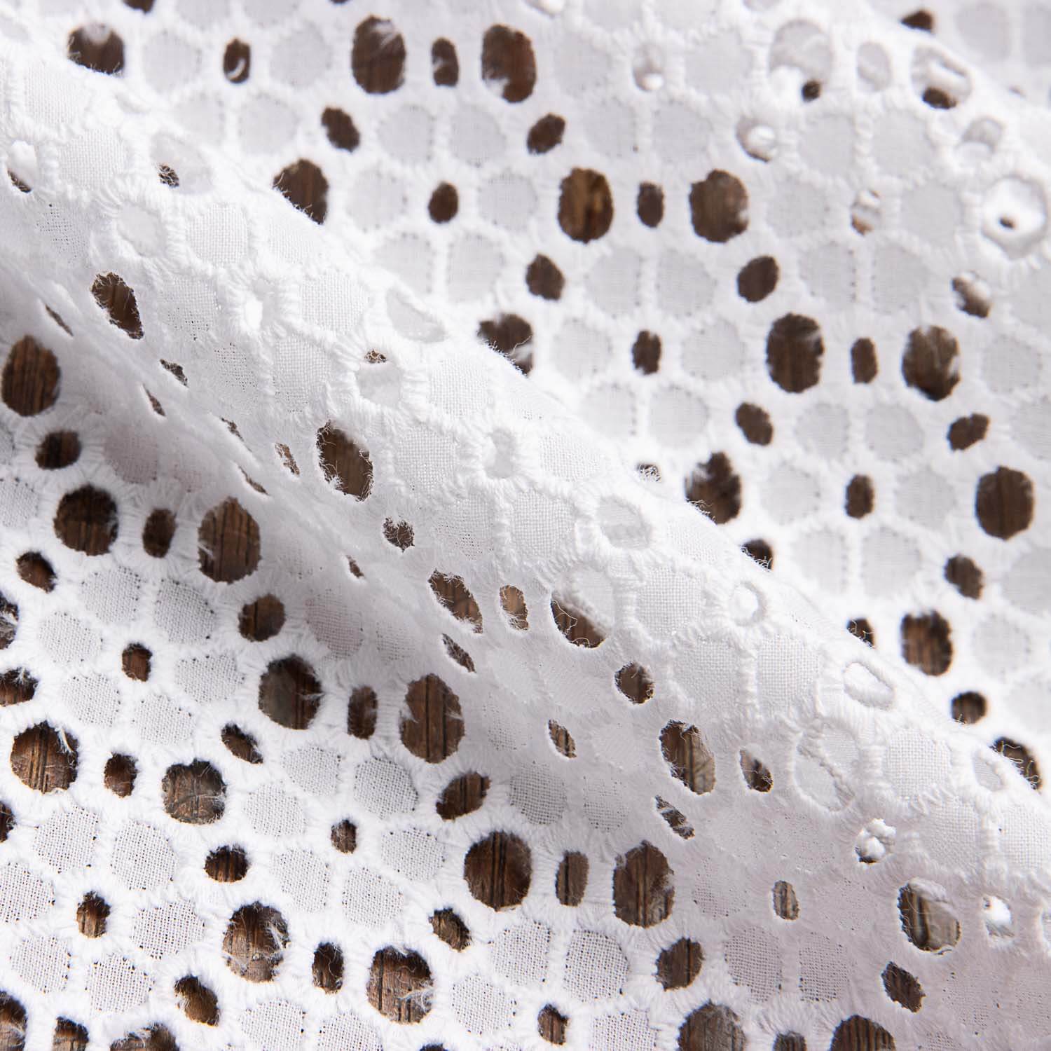 Natural White Swiss Embroidery Daisy - Ribes y Casals