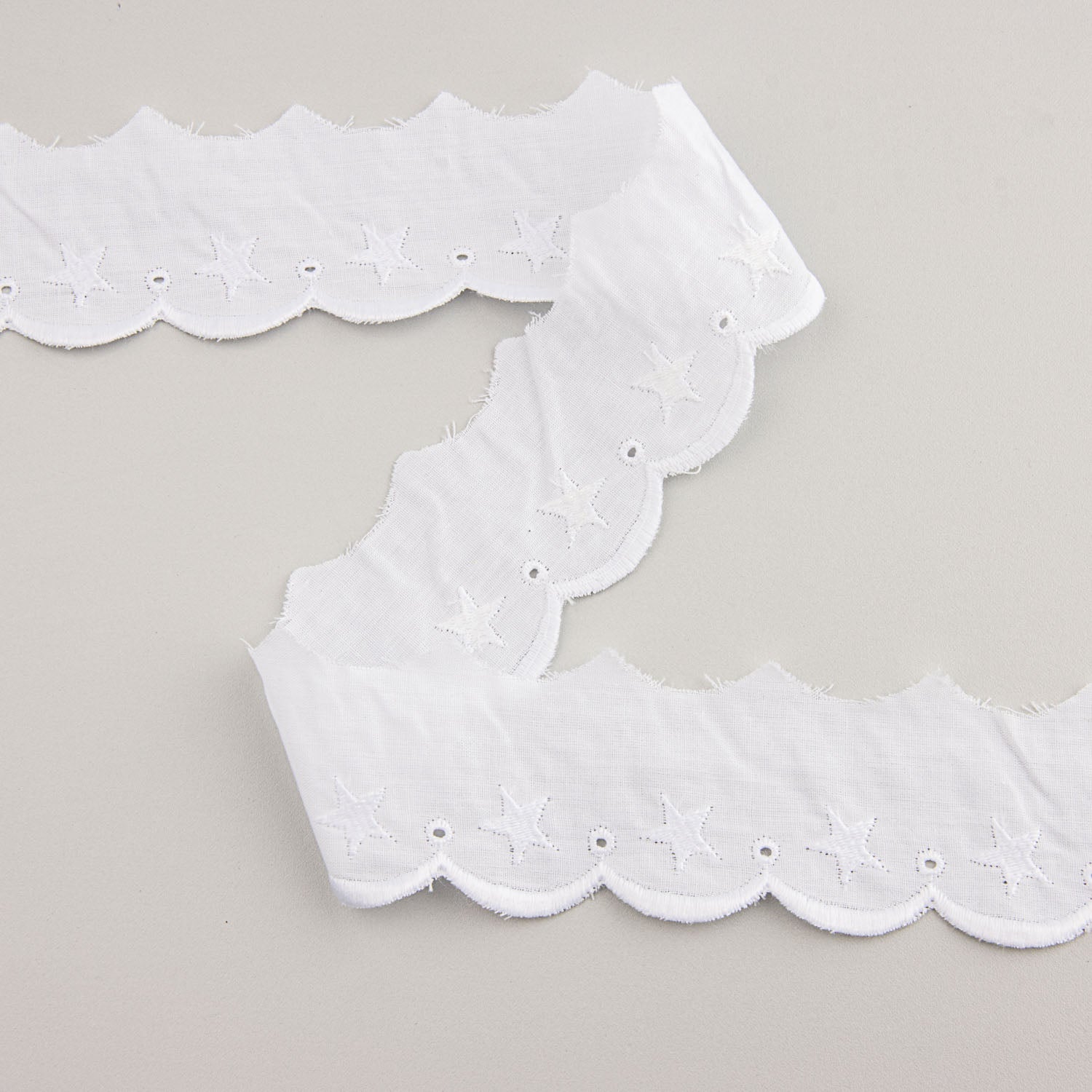 White Embroidered Batiste Ribbon Model 25018 – 40 mm - Ribes y Casals