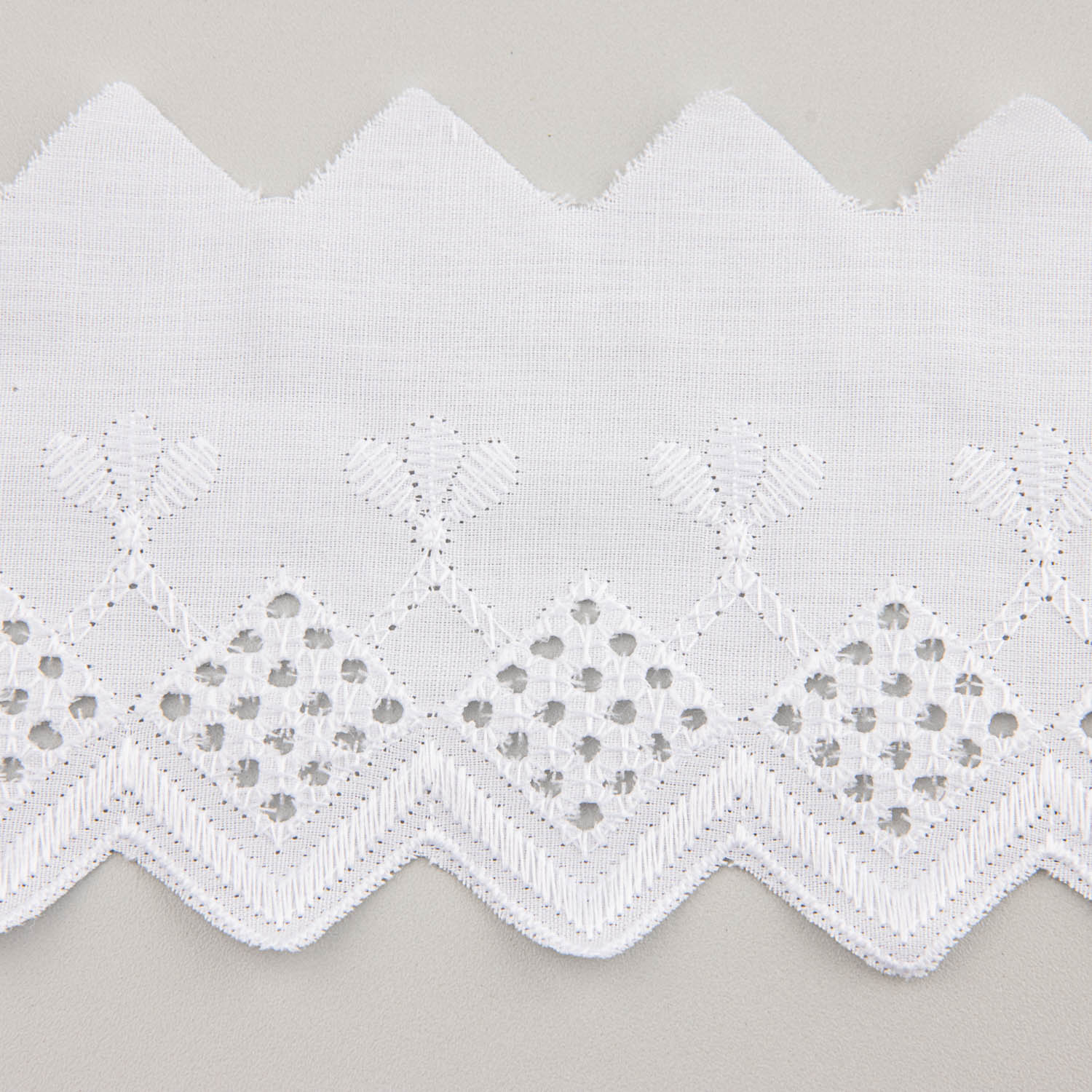 White Embroidered Batiste Trim Model 29009 – 70 mm - Ribes y Casals