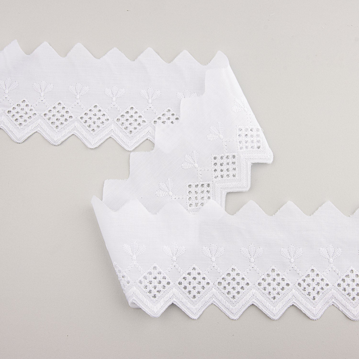 White Embroidered Batiste Trim Model 29009 – 70 mm - Ribes y Casals