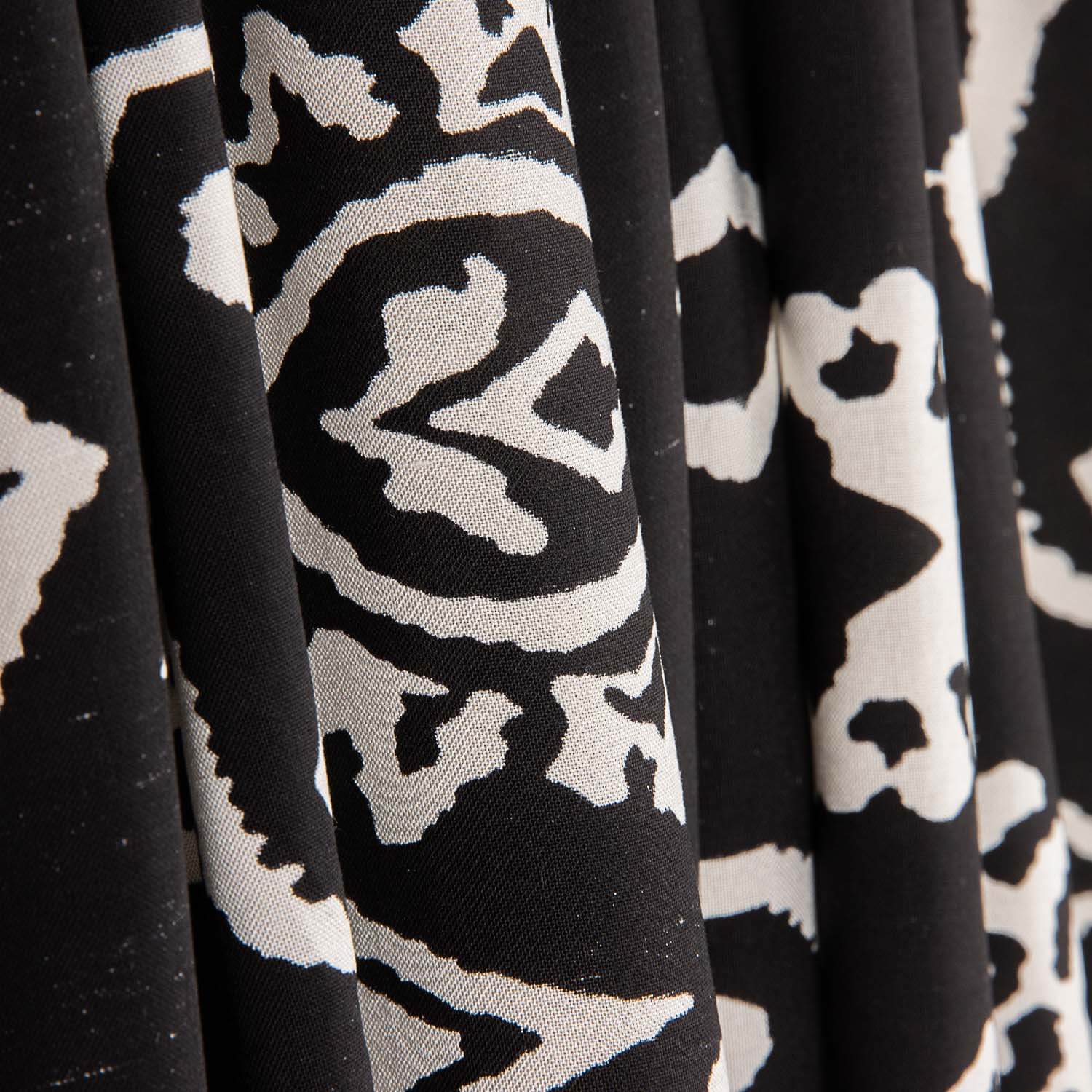 Ethnic-print viscose remnant with black border - Various lengths x 140 cm wide - Ribes y Casals