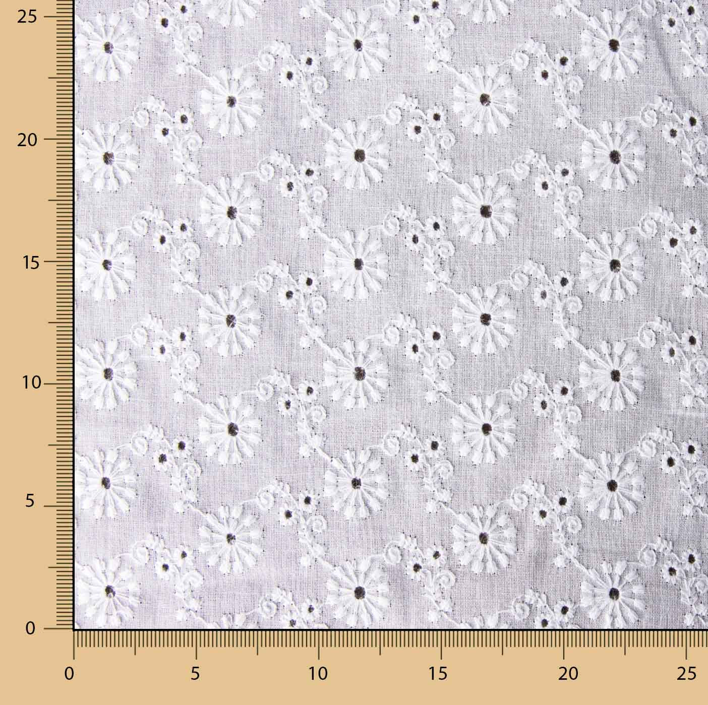 Retro White Swiss Daisies Embroidery - Ribes y Casals