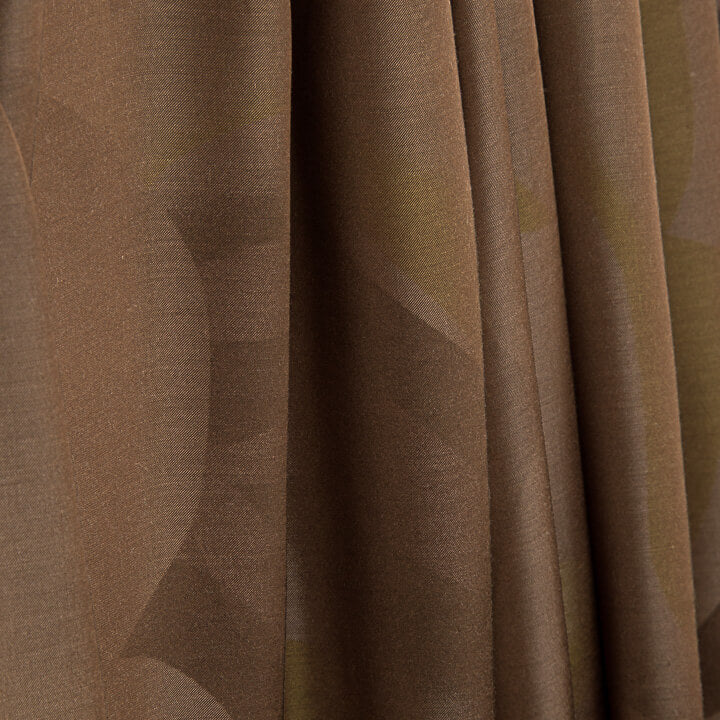 Double-sided printed viscose fabric with abstract wave pattern in olive - Ribes y Casals