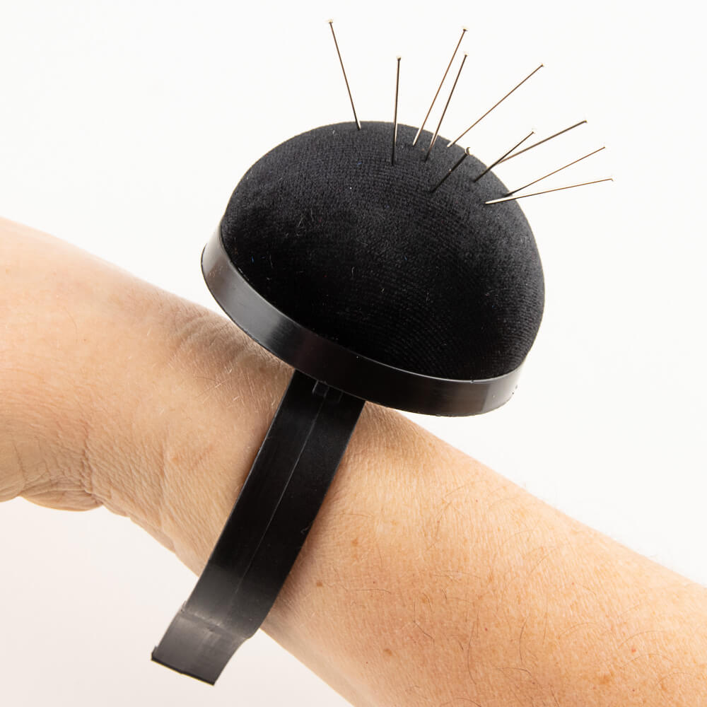 Pincushion Wristband - Ribes y Casals