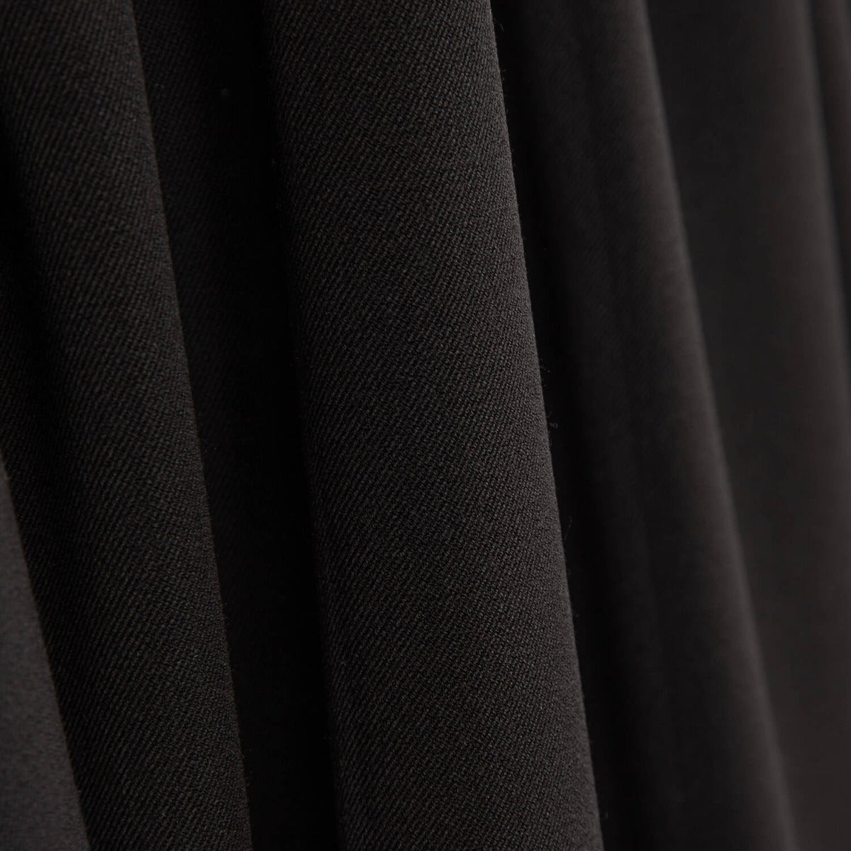 Gabardina Spandex Fluida Negra - Ribes y Casals