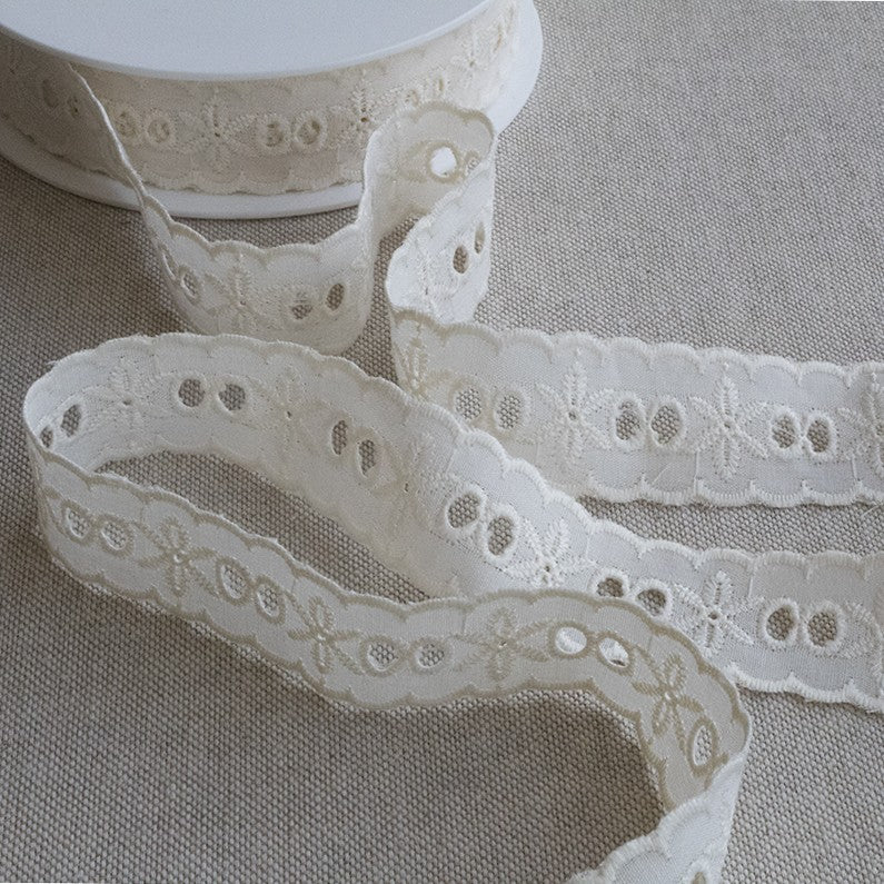 Embroidered Tape Ecru 27mm - Ribes y Casals